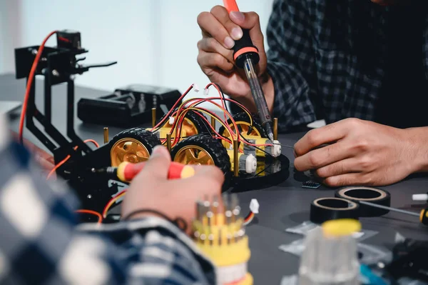 Ingeniero Asiático Estudiantes Montaje Kits Robótica Aprendiendo Control Mecánico Robótica —  Fotos de Stock