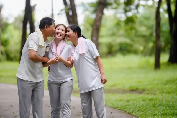 快乐的亚洲家庭一边散步一边在公园里互相表达爱意和关心 无边界的家庭结合 在户外创造家庭幸福 — 图库照片
