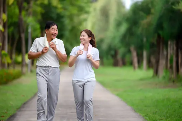 Ázsiai Idősek Lányok Jogging Pihenés Parkban Családi Kötődés Természetben Idősek — Stock Fotó