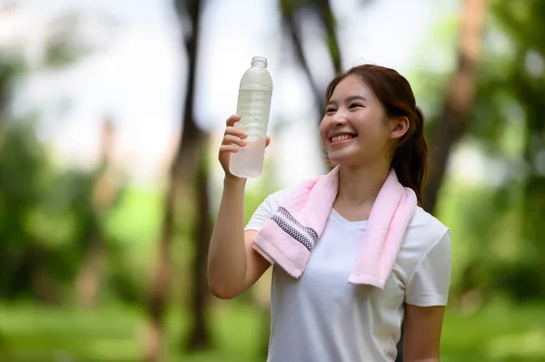 Bebida Agua Refrescante Las Mujeres Asiáticas Saciando Sed Después Correr —  Fotos de Stock