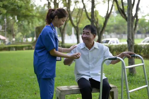 Médica Asiática Ajude Apoiar Idosos Proporcione Incentivo Durante Tratamento Reabilitação Fotos De Bancos De Imagens