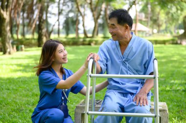 Hastalar Yeşil Park 'ta rahat otururken bakıcılardan cesaret ve iyi muamele görüyorlar. Kaliteli Bakıcı 'nın Özellikleri, Sorular ve Bakıcı İçin Önemli Sözcükler