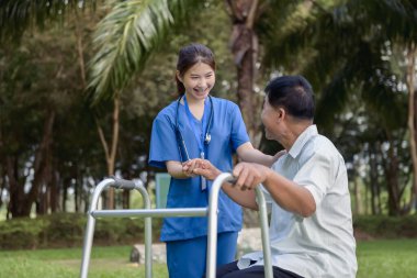 Yaşlı Yetişkin, Yeşil Park 'ta Rahat Otururken Bakıcılar' dan Cesaret ve İyi Muamele Aldı. Kaliteli Bakıcı 'nın Özellikleri, Sorular ve Bakıcı İçin Önemli Sözcükler