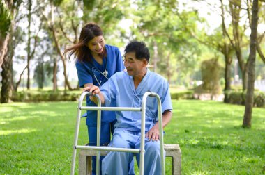 Hastalar Yeşil Park 'ta rahat otururken bakıcılardan cesaret ve iyi muamele görüyorlar. Kaliteli Bakıcı 'nın Özellikleri, Sorular ve Bakıcı İçin Önemli Sözcükler