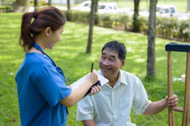 Sağlık Hizmetleri Sağlayıcıları Yaşlı Yetişkinlerle Sağlık Hikayesi hakkında konuşuyor. Sağlık Durumu Kontrolü, Rehabilitasyon veya Emekli Hastaların Fiziksel Terapisinde Sorular Listesi.