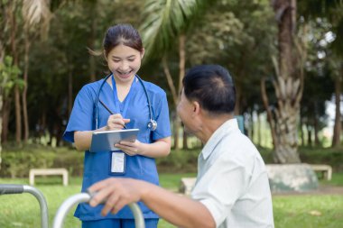 Sağlık Hizmetleri Sağlayıcıları Yaşlı Yetişkinlerle Sağlık Hikayesi hakkında konuşuyor. Sağlık Durumu Kontrolü, Rehabilitasyon veya Emekli Hastaların Fiziksel Terapisinde Sorular Listesi.