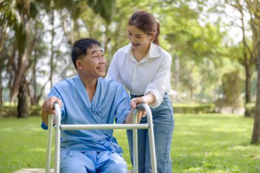 Kızı babasına bakıyor ve Green Garden 'daki hastalığı sırasında onu cesaretlendiriyor. Emekli hastaların rehabilitasyonu sırasında veya fizik tedavi görürken yaşlı hastaların mutluluğu.