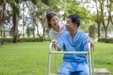 Kızı babasına bakıyor ve Green Garden 'daki hastalığı sırasında onu cesaretlendiriyor. Emekli hastaların rehabilitasyonu sırasında veya fizik tedavi görürken yaşlı hastaların mutluluğu.