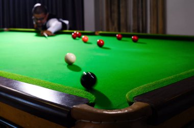 Snooker oyuncuları bilardo oynar.