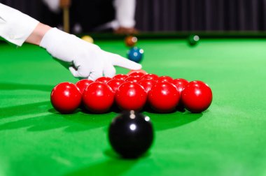 The Beginning Game 'de Pembe Top' u ayarlarken Bilardo Hakeminin Yakın Çekim Eli.