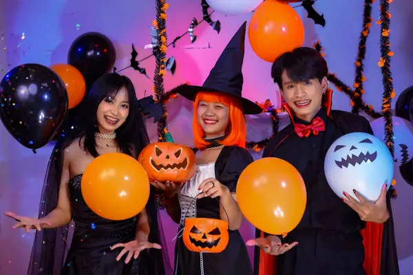 Asijské Teenagers Halloweenské Kostýmy Hledáte Kamera Pozvat Okouzlující Halloweenské Slavnosti — Stock fotografie