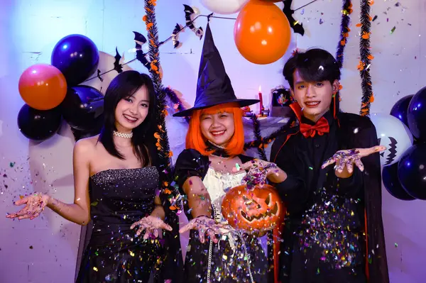 Ázsiai Tinédzserek Halloween Jelmezek Looking Camera Meghívó Varázslatos Halloween Szezon — Stock Fotó