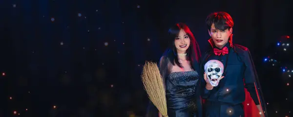 Cadılar Bayramı Kostümlü Asyalı Gençler Cadılar Bayramı Kutlamaları Çin Büyüleyici — Stok fotoğraf