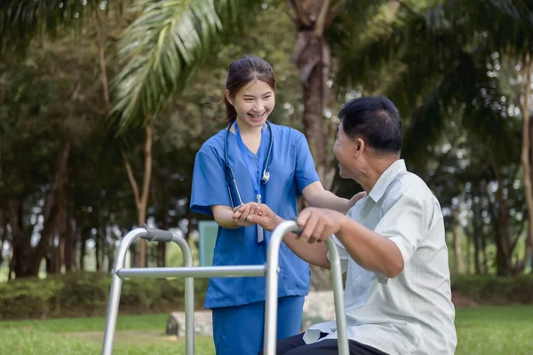 Yaşlı Yetişkin, Yeşil Park 'ta Rahat Otururken Bakıcılar' dan Cesaret ve İyi Muamele Aldı. Kaliteli Bakıcı 'nın Özellikleri, Sorular ve Bakıcı İçin Önemli Sözcükler