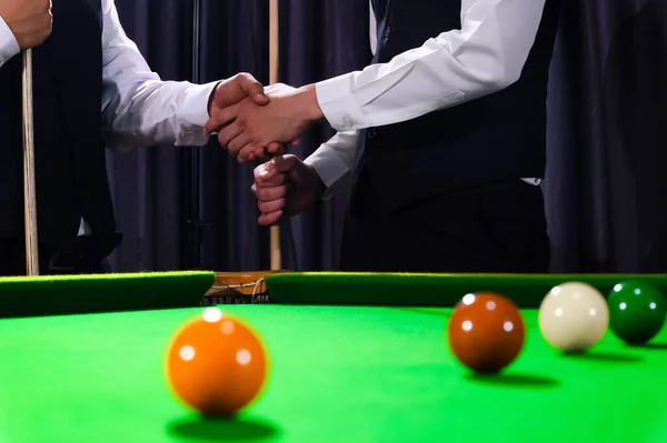 Snooker Versenyzők Kezet Ráznak Egy Játék Után — Stock Fotó