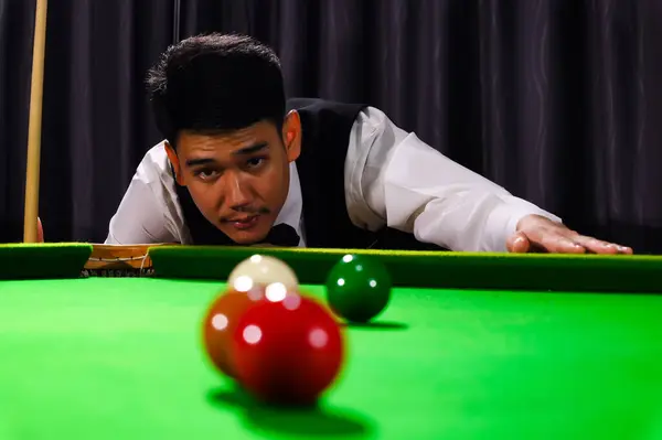 Asiático Jogador Snooker Apontar Bola Branca Atirar Para Bater Bola — Fotografia de Stock