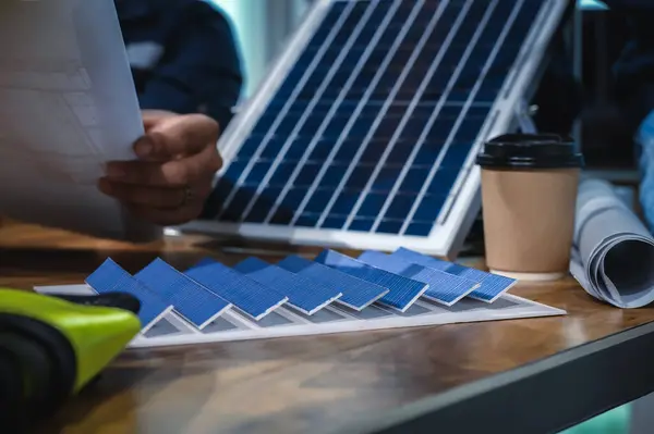 Close Solar Farm Modelo Muestra Escritorios Ingenieros Oficina Mientras Reúnen Imagen de archivo