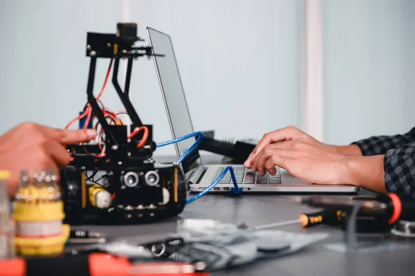 Ingeniero Asiático Estudiantes Montaje Kits Robótica Aprendiendo Control Mecánico Por Fotos de stock