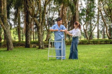 Kızı babasıyla ilgileniyor ve hastane bahçesindeki hastalığı sırasında onu cesaretlendiriyor. Emekli hastaların rehabilitasyonu sırasında veya fizik tedavi görürken yaşlı hastaların mutluluğu.