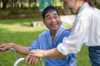 Kızı babasına bakıyor ve Green Garden 'daki hastalığı sırasında onu cesaretlendiriyor. Emekli hastaların rehabilitasyonu sırasında veya fizik tedavi görürken yaşlı hastaların mutluluğu.