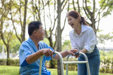 Kızı babasına bakıyor ve Green Garden 'daki hastalığı sırasında onu cesaretlendiriyor. Emekli hastaların rehabilitasyonu sırasında veya fizik tedavi görürken yaşlı hastaların mutluluğu.