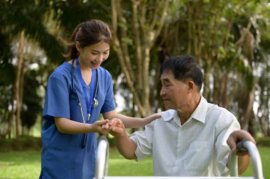 Fiziksel Sağlık Rehabilitasyonunu sürdürürken kıdemli hastanın Asyalı Kadın Doktoru Teşvik Etme Eli..