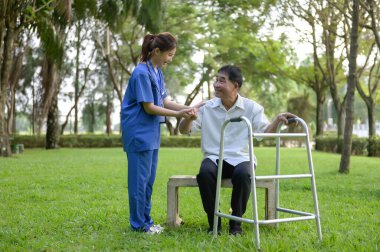 Sağlık Hizmetleri Sağlayıcıları Yaşlı Yetişkinlerle Sağlık Hikayesi hakkında konuşuyor. Sağlık Durumu Kontrolü, Rehabilitasyon veya Emekli Hastaların Fiziksel Terapisinde Sorular Listesi.