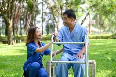 Hastalar Yeşil Park 'ta rahat otururken bakıcılardan cesaret ve iyi muamele görüyorlar. Kaliteli Bakıcı 'nın Özellikleri, Sorular ve Bakıcı İçin Önemli Sözcükler