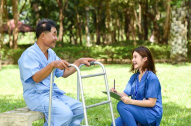 Asya 'lı Genç Kadın Doktorun Yaşlılarla Konuşması ve Sağlık Soruları, Sağlık Durumu Notları, Hastanın Sağlık Sağlığı, Rehabilitasyon veya Emekli Hastaların Fiziksel Terapisi.