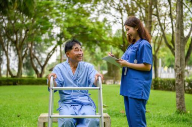 Asya 'lı Genç Kadın Doktorun Yaşlılarla Konuşması ve Sağlık Soruları, Sağlık Durumu Notları, Hastanın Sağlık Sağlığı, Rehabilitasyon veya Emekli Hastaların Fiziksel Terapisi.