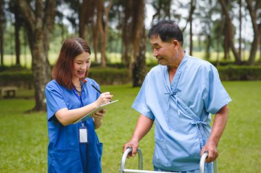 Asya 'lı Genç Kadın Doktorun Yaşlılarla Konuşması ve Sağlık Soruları, Sağlık Durumu Notları, Hastanın Sağlık Sağlığı, Rehabilitasyon veya Emekli Hastaların Fiziksel Terapisi.
