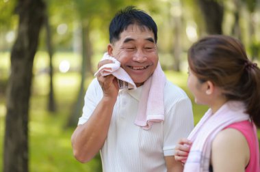 Asyalı Yaşlı Baba ve Kızı Doğal Yeşil Park 'ta Birlikte Egzersiz Yapmaktan Zevk Aldılar