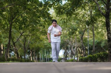 Yaşlı bir adam parkta koşarken yorgun ve nefes darlığı çekmeye başladı..