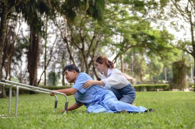Kızı, düşen babasına yardım etmek için acele ederken terapi, yaşlı ve hasta bedeninin onarılmasına yardımcı oluyor. Emekli hastalara ya da yaşlı yetişkinlere fizik tedavi uygulamak.