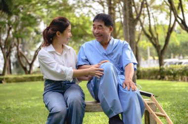 Babası ile ilgilenen kız, onu hastane bahçesindeki hastalığı sırasında cesaretlendiriyor. Emekli hastaların rehabilitasyonu sırasında veya fizik tedavi görürken yaşlı hastaların mutluluğu.