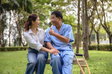 Babası ile ilgilenen kız, onu hastane bahçesindeki hastalığı sırasında cesaretlendiriyor. Emekli hastaların rehabilitasyonu sırasında veya fizik tedavi görürken yaşlı hastaların mutluluğu.