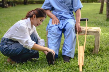 Kızı babasına ayak masajı yapar, hastalığı sırasında onu hastane bahçesinde cesaretlendirir. Emekli hastaların rehabilitasyonu sırasında veya fizik tedavi görürken yaşlı hastaların mutluluğu.