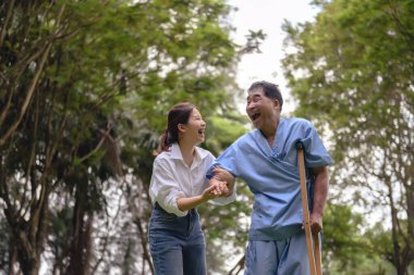 Kızı babasıyla ilgileniyor ve hastane bahçesindeki hastalığı sırasında ona destek oluyor ve onu cesaretlendiriyor. Emekli hastaların rehabilitasyonu sırasında veya fizik tedavi görürken yaşlı hastaların mutluluğu.