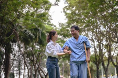 Kızı babasıyla ilgileniyor ve hastane bahçesindeki hastalığı sırasında ona destek oluyor ve onu cesaretlendiriyor. Emekli hastaların rehabilitasyonu sırasında veya fizik tedavi görürken yaşlı hastaların mutluluğu.