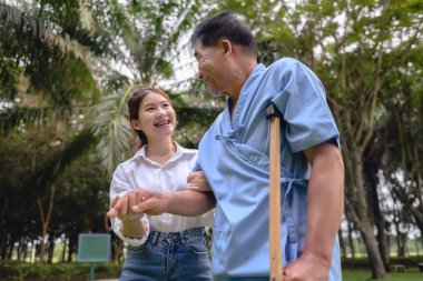 Kızı babasıyla ilgileniyor ve hastane bahçesindeki hastalığı sırasında ona destek oluyor ve onu cesaretlendiriyor. Emekli hastaların rehabilitasyonu sırasında veya fizik tedavi görürken yaşlı hastaların mutluluğu.