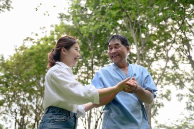 Kızı babasıyla ilgileniyor ve hastane bahçesindeki hastalığı sırasında ona destek oluyor ve onu cesaretlendiriyor. Emekli hastaların rehabilitasyonu sırasında veya fizik tedavi görürken yaşlı hastaların mutluluğu.