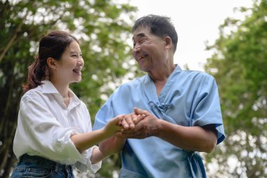 Kızı babasıyla ilgileniyor ve hastane bahçesindeki hastalığı sırasında ona destek oluyor ve onu cesaretlendiriyor. Emekli hastaların rehabilitasyonu sırasında veya fizik tedavi görürken yaşlı hastaların mutluluğu.