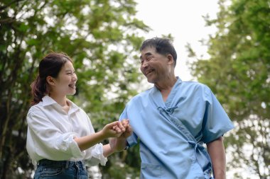 Kızı babasıyla ilgileniyor ve hastane bahçesindeki hastalığı sırasında ona destek oluyor ve onu cesaretlendiriyor. Emekli hastaların rehabilitasyonu sırasında veya fizik tedavi görürken yaşlı hastaların mutluluğu.