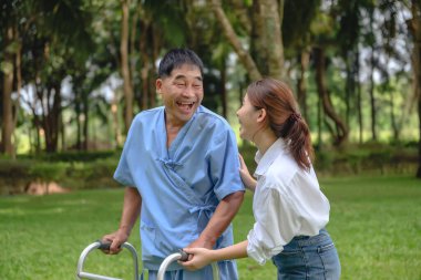 Kızı babasıyla ilgileniyor ve hastane bahçesindeki hastalığı sırasında ona destek oluyor ve onu cesaretlendiriyor. Emekli hastaların rehabilitasyonu sırasında veya fizik tedavi görürken yaşlı hastaların mutluluğu.