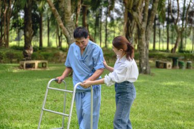 Kızı babasıyla ilgileniyor ve hastane bahçesindeki hastalığı sırasında ona destek oluyor ve onu cesaretlendiriyor. Emekli hastaların rehabilitasyonu sırasında veya fizik tedavi görürken yaşlı hastaların mutluluğu.
