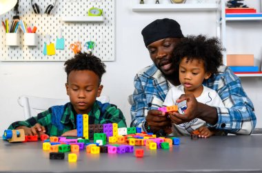 Babayı Sevmek, Matematik ve Yetenek Geliştirme Küpü 'nde Öğrenim ve Eğitim İçin Evde Oğluyla Öğretiyor ve Oynuyor. Baba, Çocuk Yeteneklerini Oyun ve Eğitim Konseptiyle Besliyor.