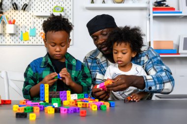 Babayı Sevmek, Matematik ve Yetenek Geliştirme Küpü 'nde Öğrenim ve Eğitim İçin Evde Oğluyla Öğretiyor ve Oynuyor. Baba, Çocuk Yeteneklerini Oyun ve Eğitim Konseptiyle Besliyor.