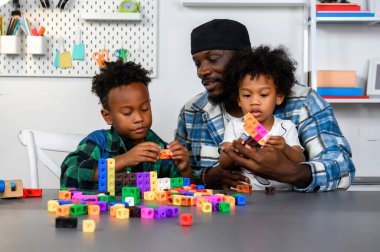 Babayı Sevmek, Matematik ve Yetenek Geliştirme Küpü 'nde Öğrenim ve Eğitim İçin Evde Oğluyla Öğretiyor ve Oynuyor. Baba, Çocuk Yeteneklerini Oyun ve Eğitim Konseptiyle Besliyor.