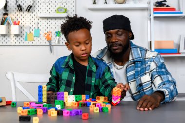 Babayı Sevmek, Matematik ve Yetenek Geliştirme Küpü 'nde Öğrenim ve Eğitim İçin Evde Oğluyla Öğretiyor ve Oynuyor. Baba, Çocuk Yeteneklerini Oyun ve Eğitim Konseptiyle Besliyor.