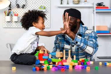Sevecen Baba, Küçük Oğul 'la Evde Ahşap Oyuncak ve Renk Küpü ile Yetenek Geliştirme Dersleri Veriyor ve Oynuyor. Baba, Çocuk Yeteneklerini Oyun ve Eğitim Konseptiyle Besliyor.